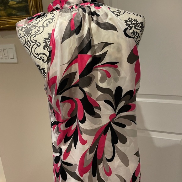 Silky halter top with sash around the neck area. - Picture 4 of 8